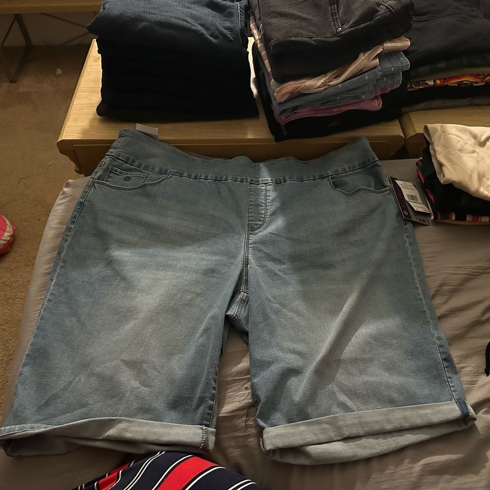 Pull on Bermuda